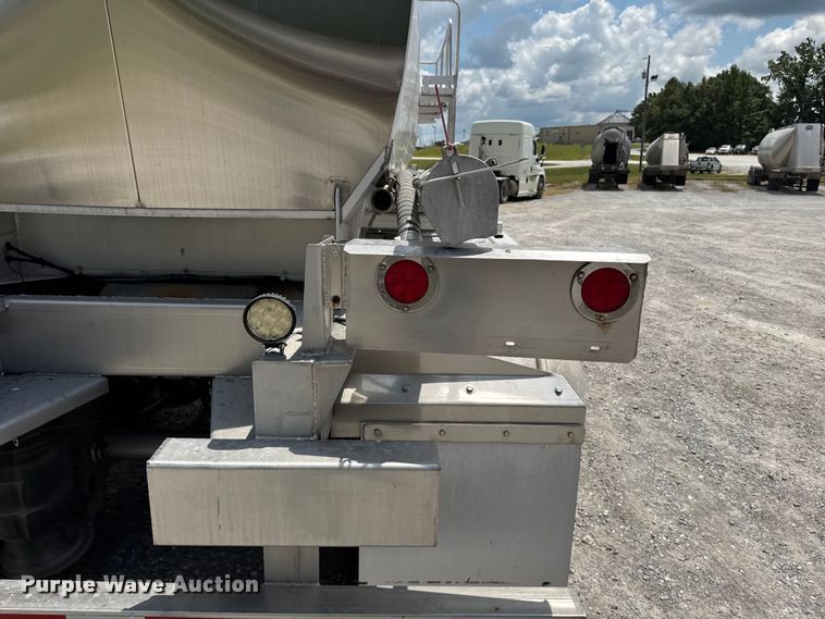 image for item FB9456 2002 Acro tank trailer