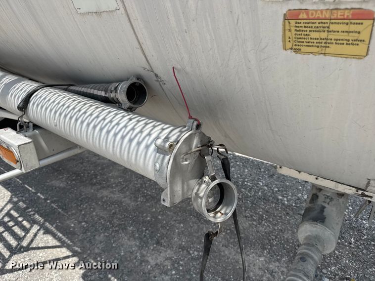 image for item FB9456 2002 Acro tank trailer