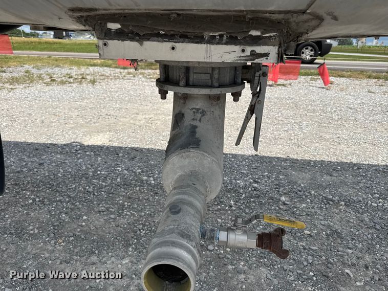 image for item FB9456 2002 Acro tank trailer