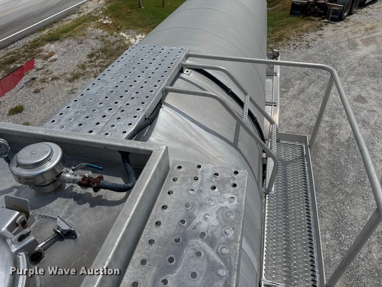 image for item FB9456 2002 Acro tank trailer