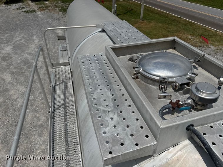 image for item FB9456 2002 Acro tank trailer