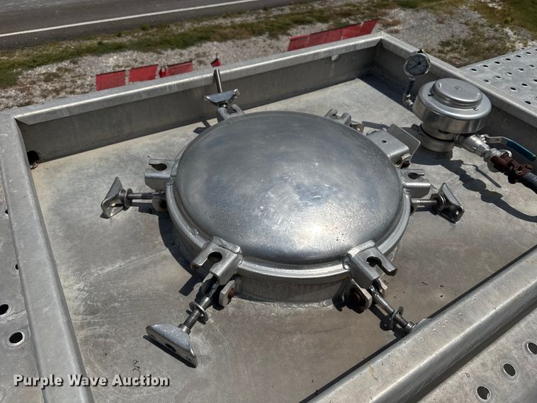 image for item FB9456 2002 Acro tank trailer