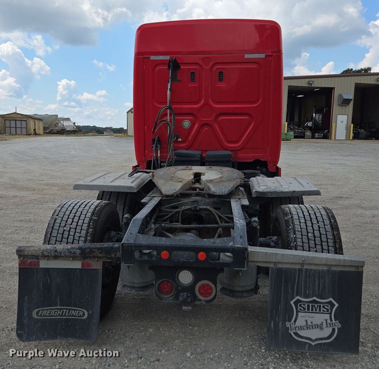 image for item FB9457 2018 Freightliner Cascadia semi truck