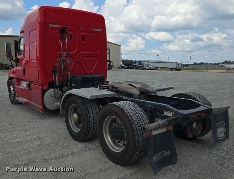 image for item FB9457 2018 Freightliner Cascadia semi truck