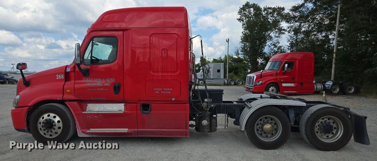 image for item FB9457 2018 Freightliner Cascadia semi truck
