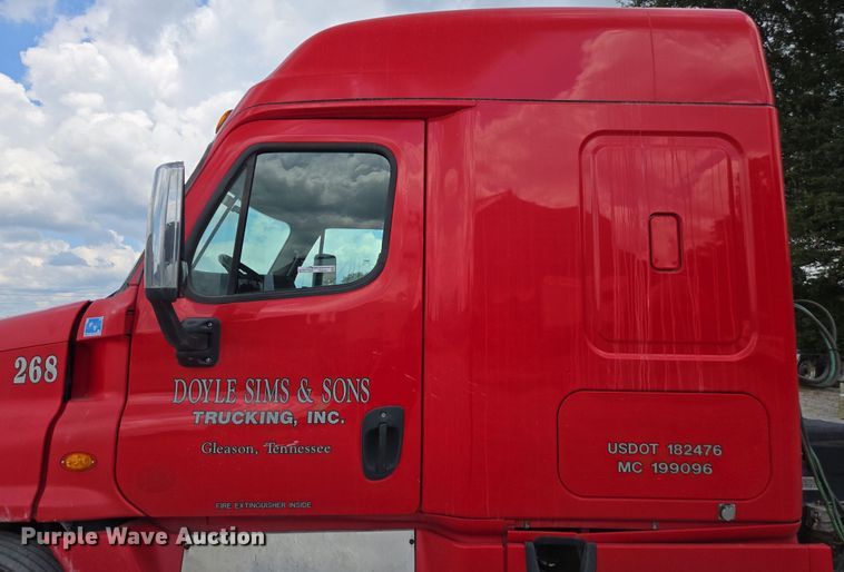 image for item FB9457 2018 Freightliner Cascadia semi truck