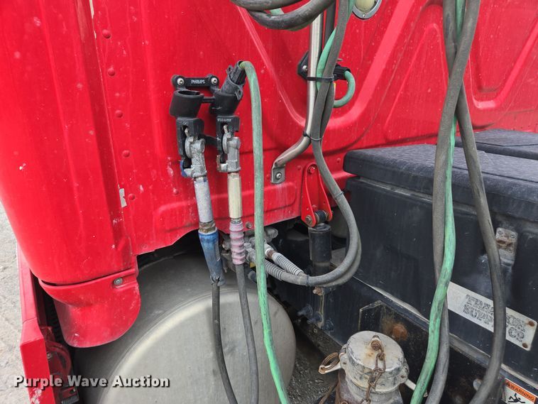 image for item FB9457 2018 Freightliner Cascadia semi truck