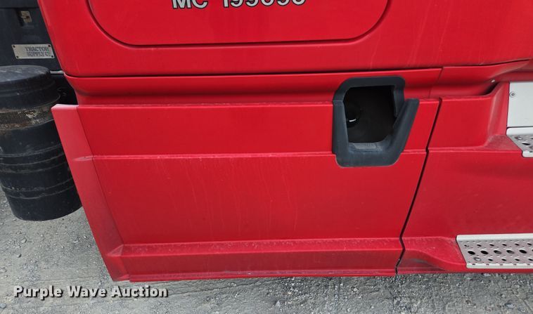 image for item FB9457 2018 Freightliner Cascadia semi truck