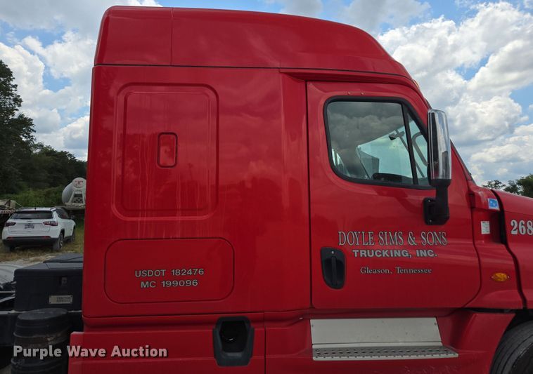 image for item FB9457 2018 Freightliner Cascadia semi truck