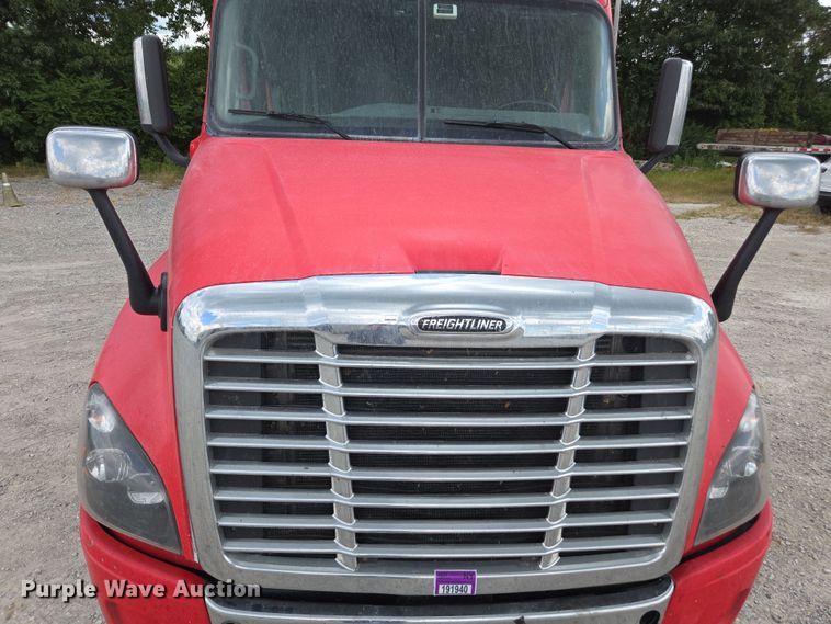 image for item FB9457 2018 Freightliner Cascadia semi truck