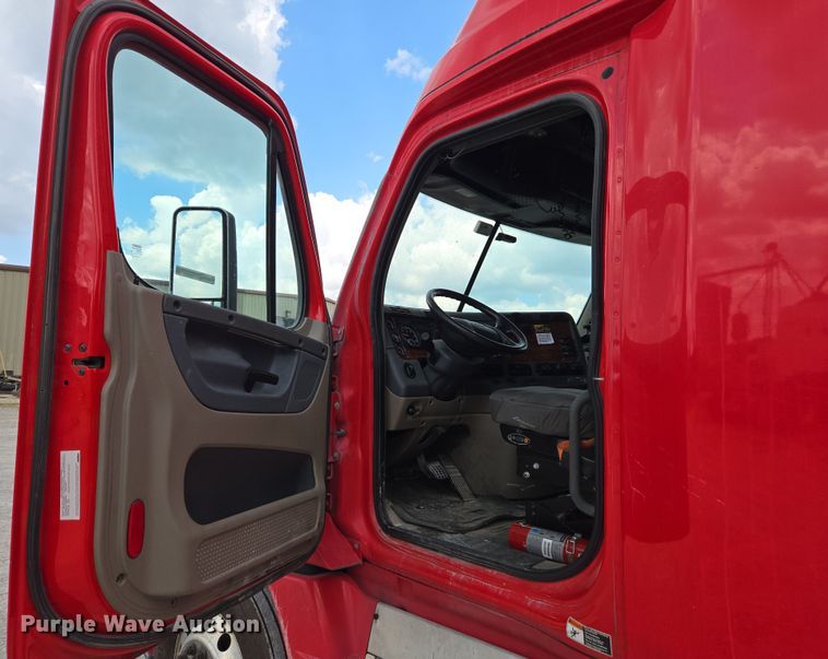 image for item FB9457 2018 Freightliner Cascadia semi truck