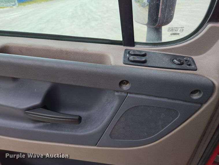 image for item FB9457 2018 Freightliner Cascadia semi truck