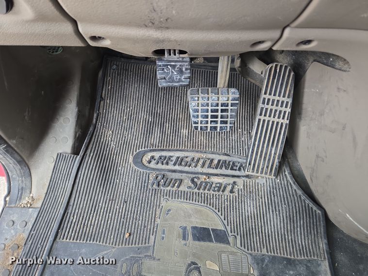 image for item FB9457 2018 Freightliner Cascadia semi truck