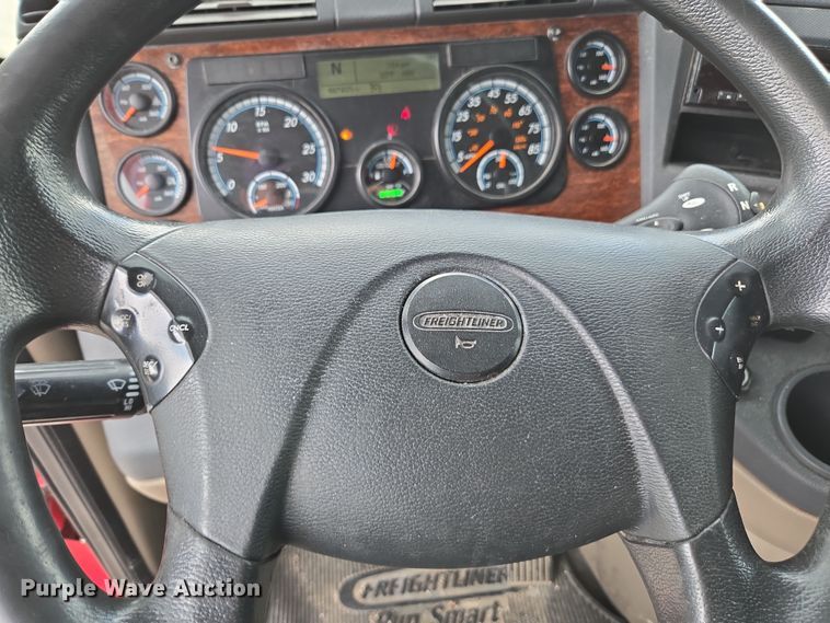 image for item FB9457 2018 Freightliner Cascadia semi truck