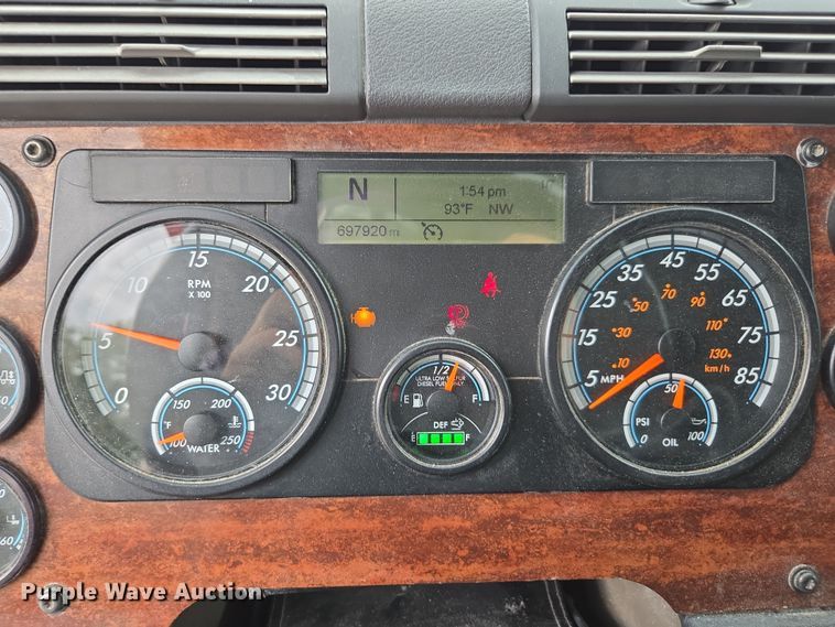 image for item FB9457 2018 Freightliner Cascadia semi truck