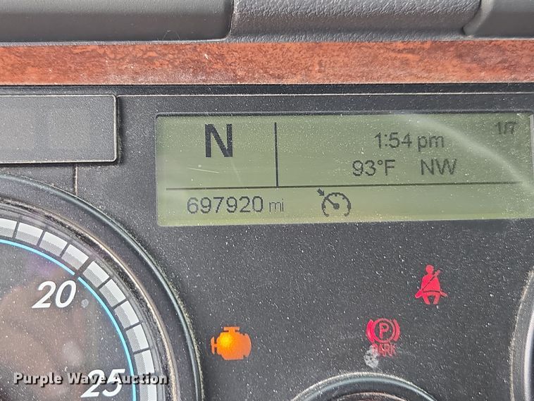 image for item FB9457 2018 Freightliner Cascadia semi truck