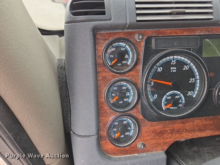 image for item FB9457 2018 Freightliner Cascadia semi truck