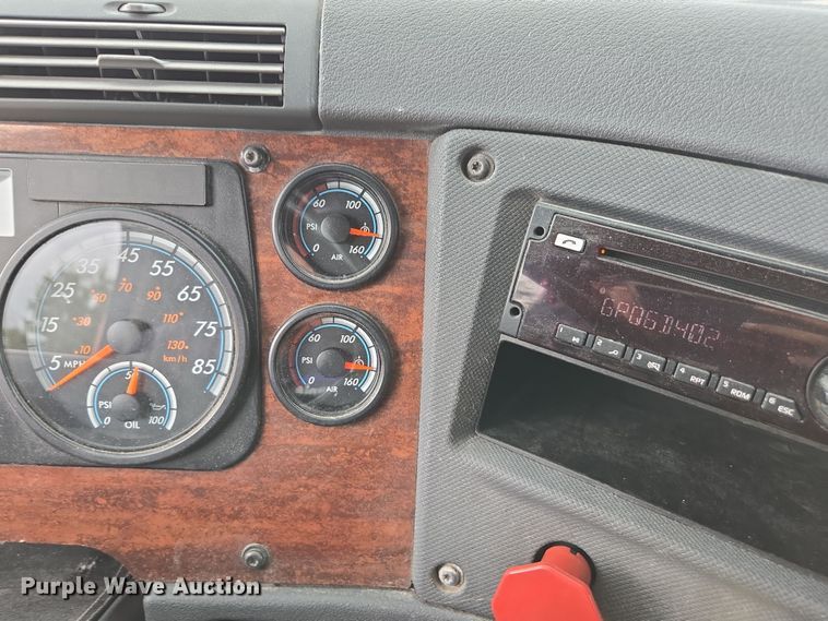 image for item FB9457 2018 Freightliner Cascadia semi truck