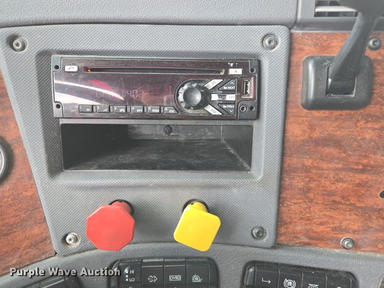 image for item FB9457 2018 Freightliner Cascadia semi truck