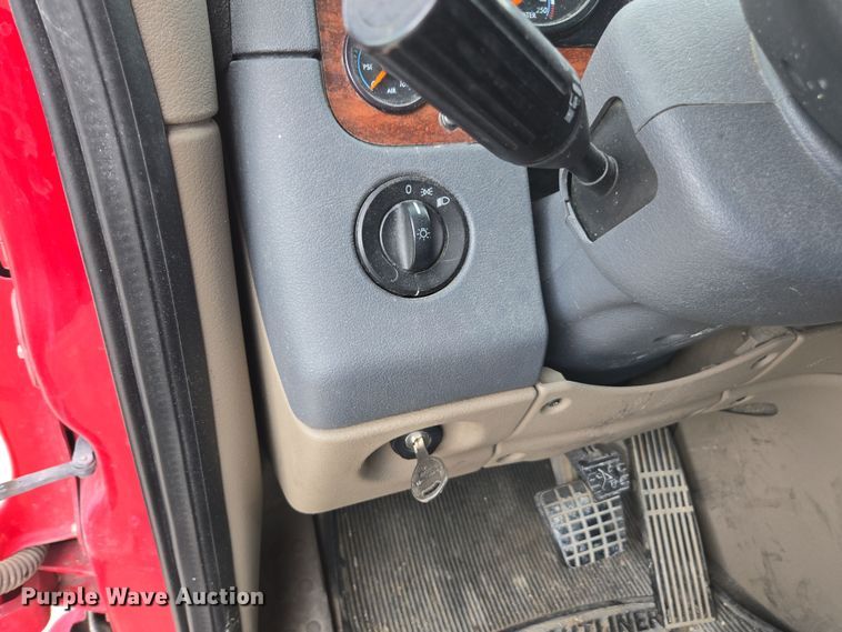 image for item FB9457 2018 Freightliner Cascadia semi truck