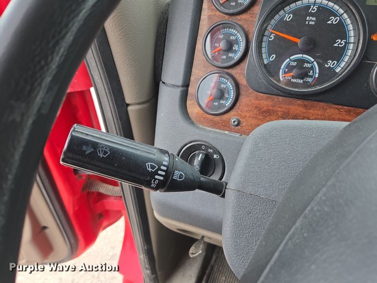 image for item FB9457 2018 Freightliner Cascadia semi truck