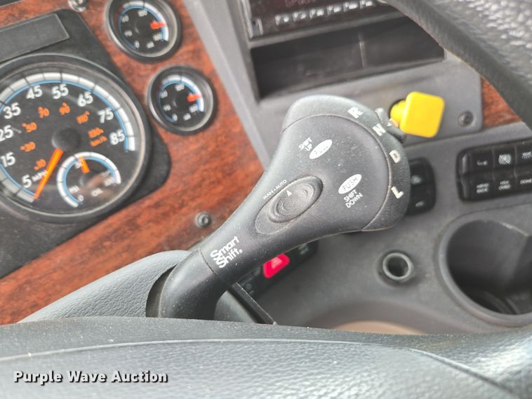 image for item FB9457 2018 Freightliner Cascadia semi truck