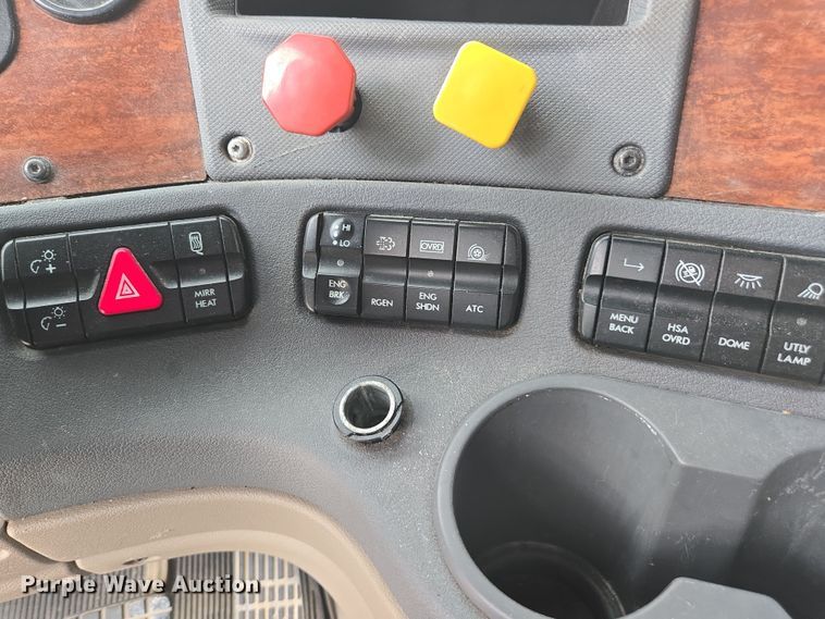 image for item FB9457 2018 Freightliner Cascadia semi truck