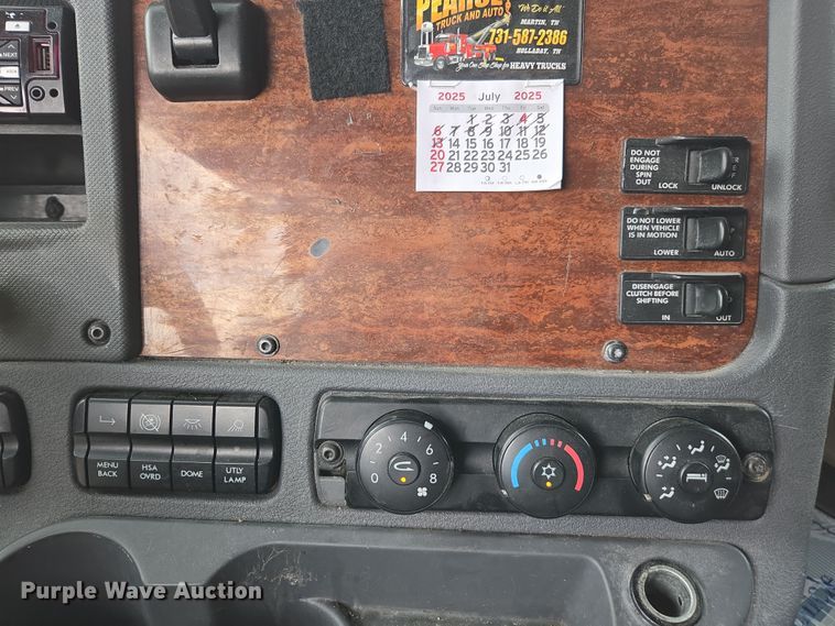 image for item FB9457 2018 Freightliner Cascadia semi truck