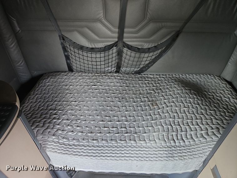 image for item FB9457 2018 Freightliner Cascadia semi truck