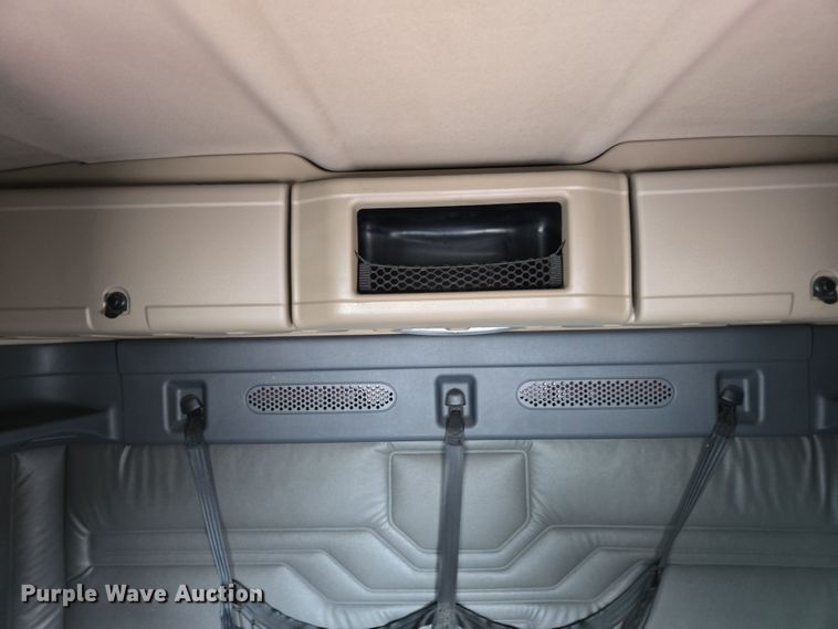 image for item FB9457 2018 Freightliner Cascadia semi truck