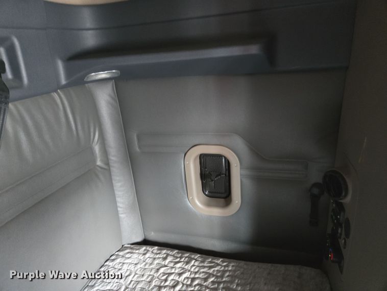 image for item FB9457 2018 Freightliner Cascadia semi truck