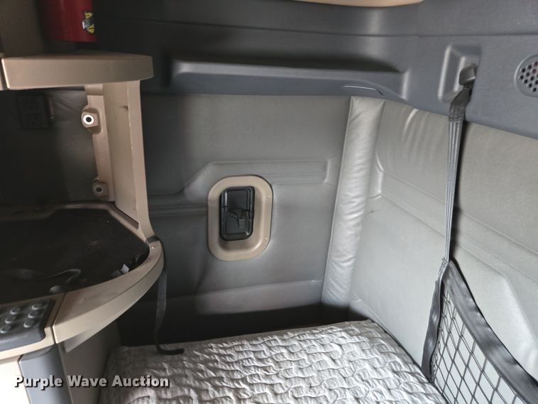 image for item FB9457 2018 Freightliner Cascadia semi truck