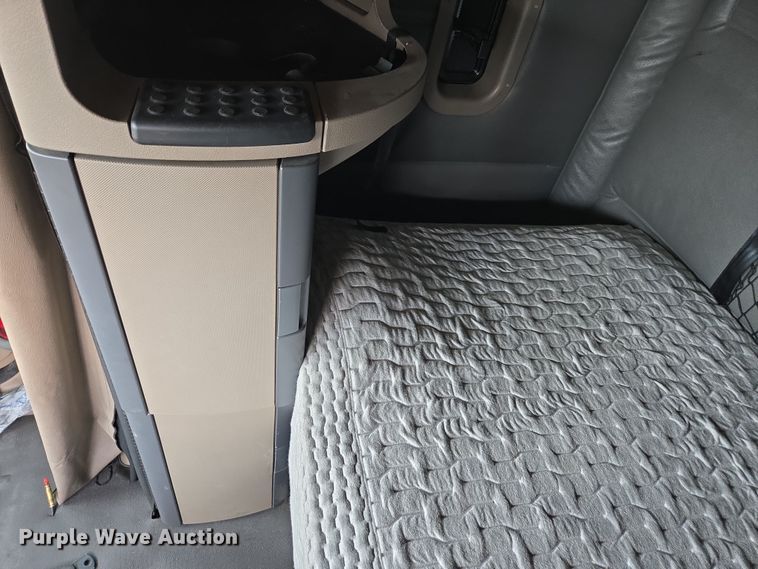 image for item FB9457 2018 Freightliner Cascadia semi truck