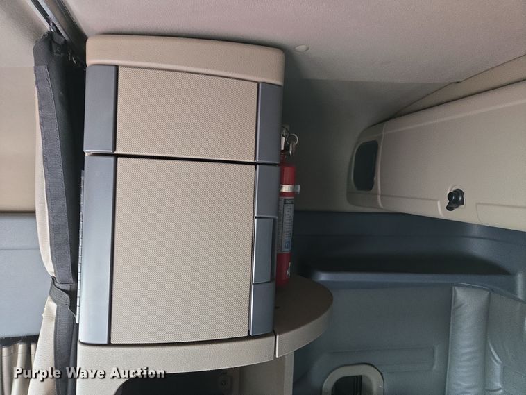 image for item FB9457 2018 Freightliner Cascadia semi truck