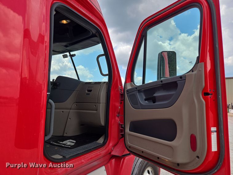 image for item FB9457 2018 Freightliner Cascadia semi truck