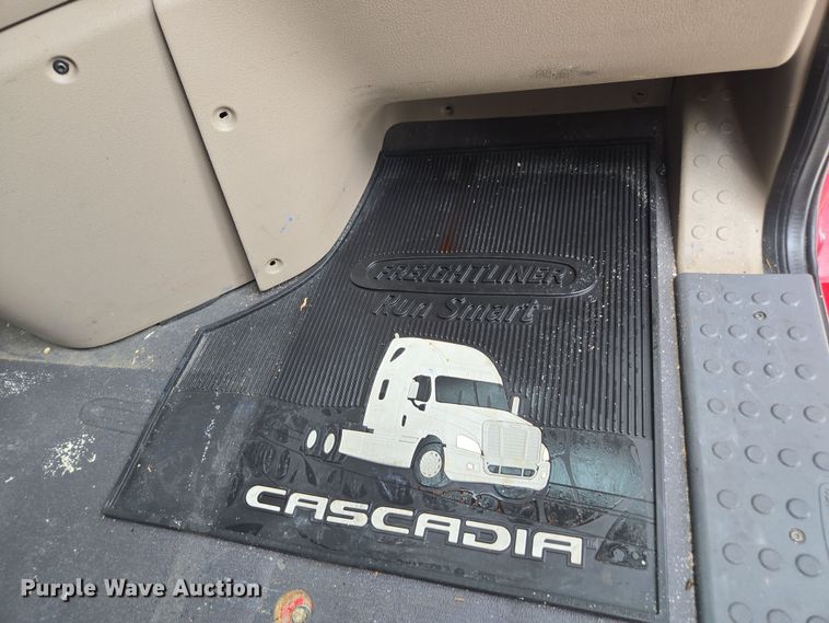 image for item FB9457 2018 Freightliner Cascadia semi truck