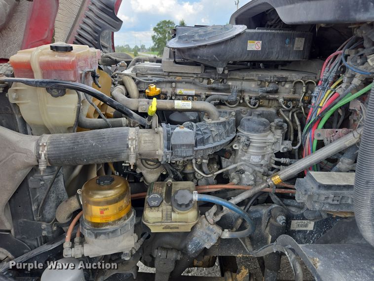 image for item FB9457 2018 Freightliner Cascadia semi truck