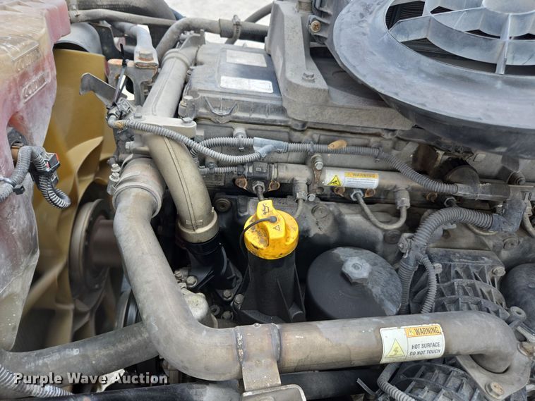 image for item FB9457 2018 Freightliner Cascadia semi truck