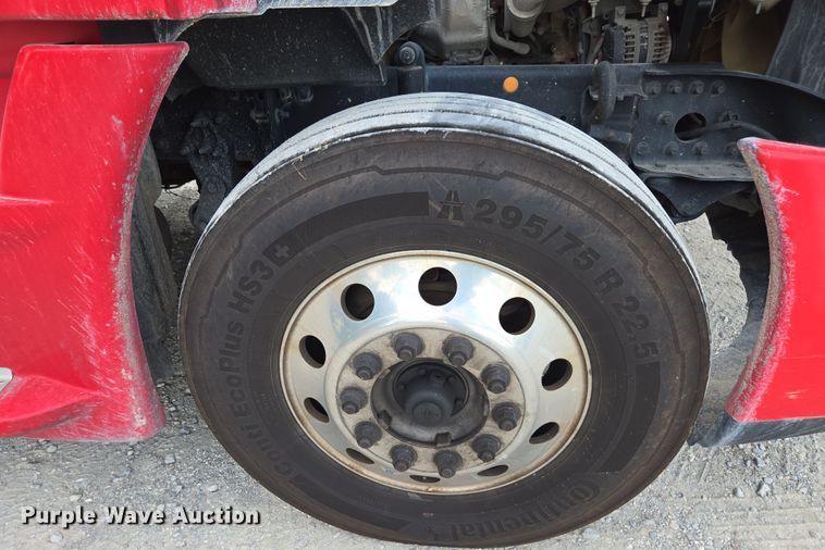 image for item FB9457 2018 Freightliner Cascadia semi truck