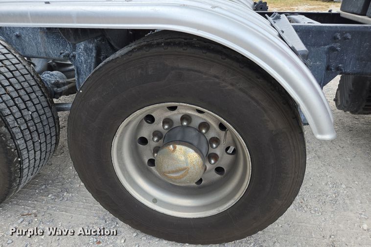 image for item FB9457 2018 Freightliner Cascadia semi truck