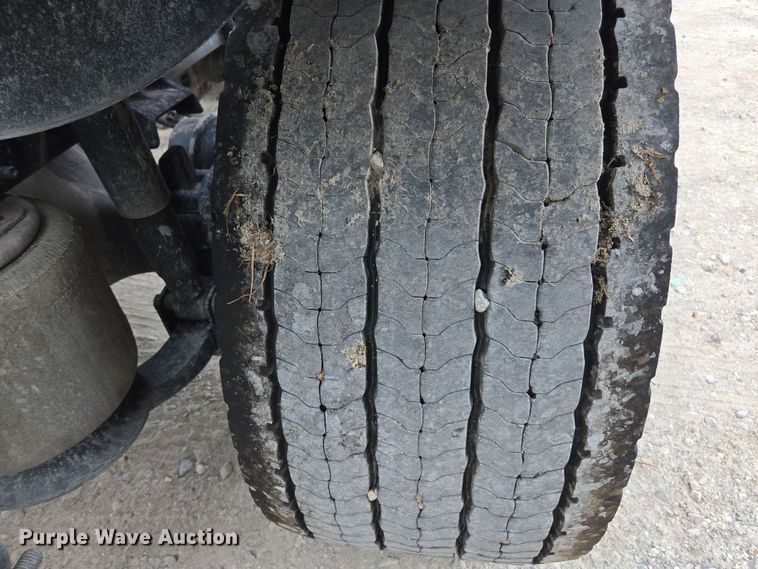 image for item FB9457 2018 Freightliner Cascadia semi truck