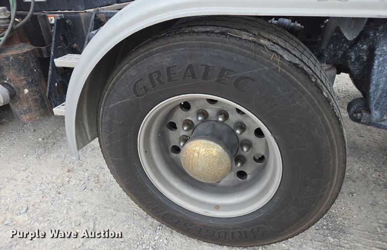 image for item FB9457 2018 Freightliner Cascadia semi truck