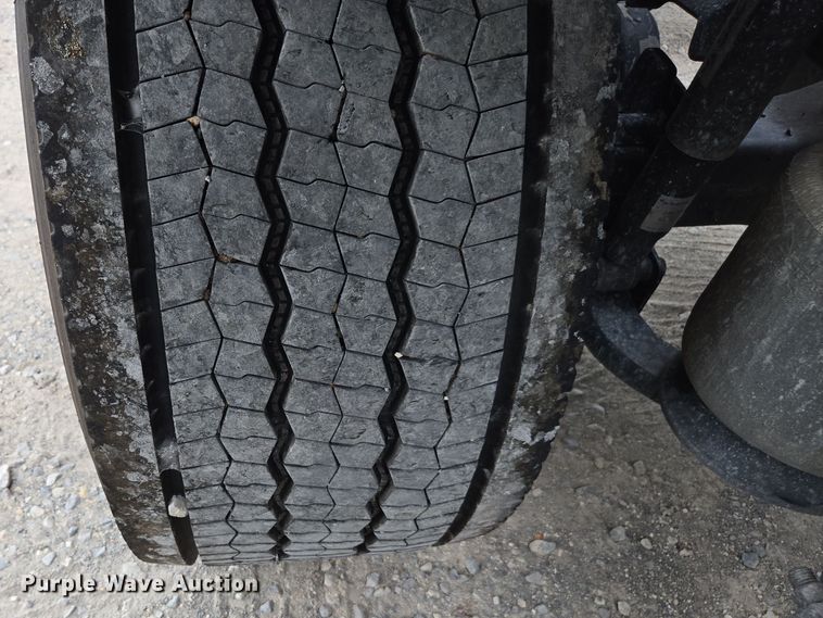 image for item FB9457 2018 Freightliner Cascadia semi truck