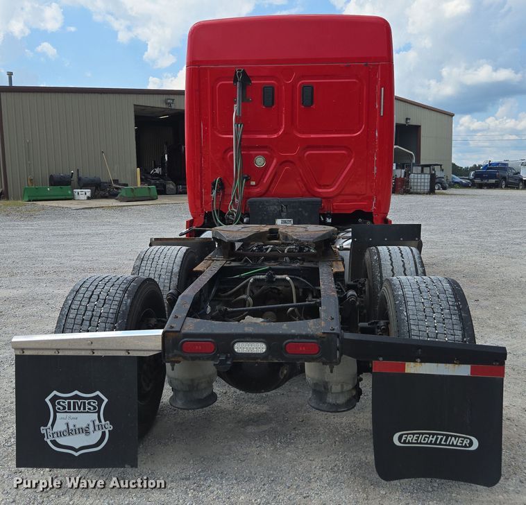 image for item FB9458 2017 Freightliner Cascadia semi truck