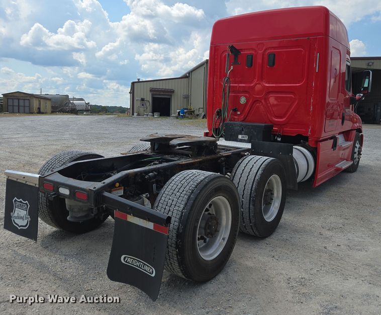 image for item FB9458 2017 Freightliner Cascadia semi truck