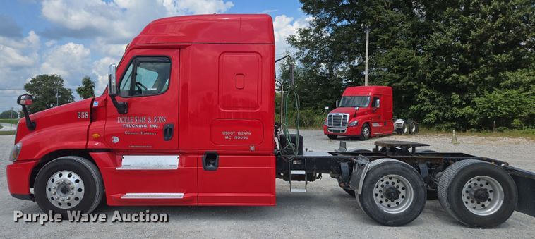 image for item FB9458 2017 Freightliner Cascadia semi truck