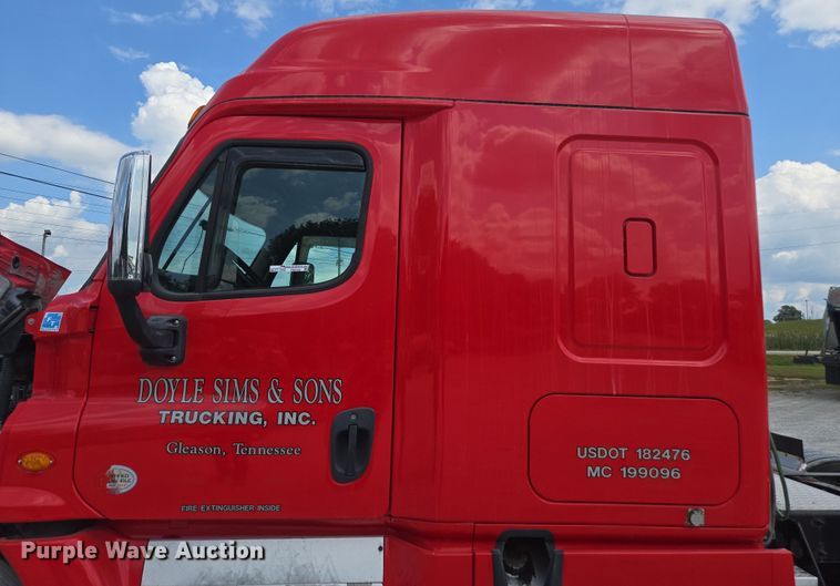 image for item FB9458 2017 Freightliner Cascadia semi truck