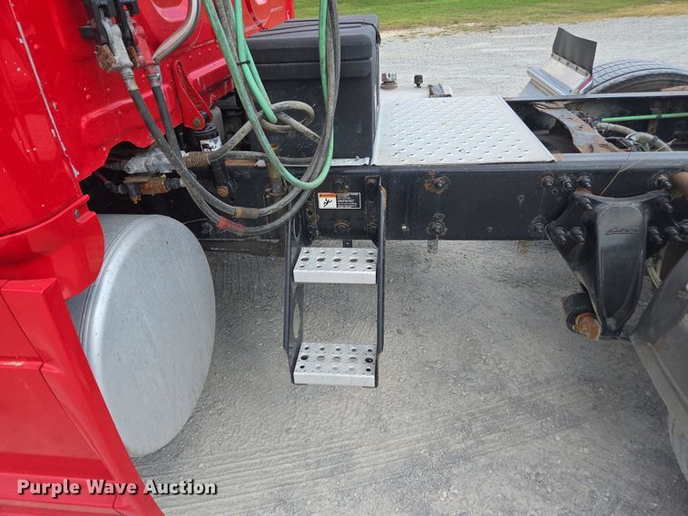 image for item FB9458 2017 Freightliner Cascadia semi truck