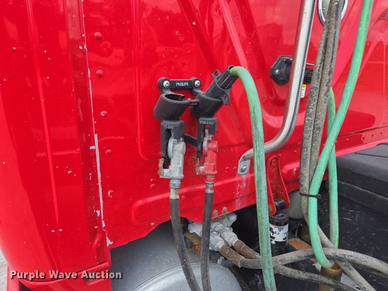 image for item FB9458 2017 Freightliner Cascadia semi truck