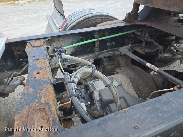 image for item FB9458 2017 Freightliner Cascadia semi truck